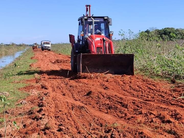 Gobernación de Ñeembucú y la EBY recuperan camino en Potrero Pirú.