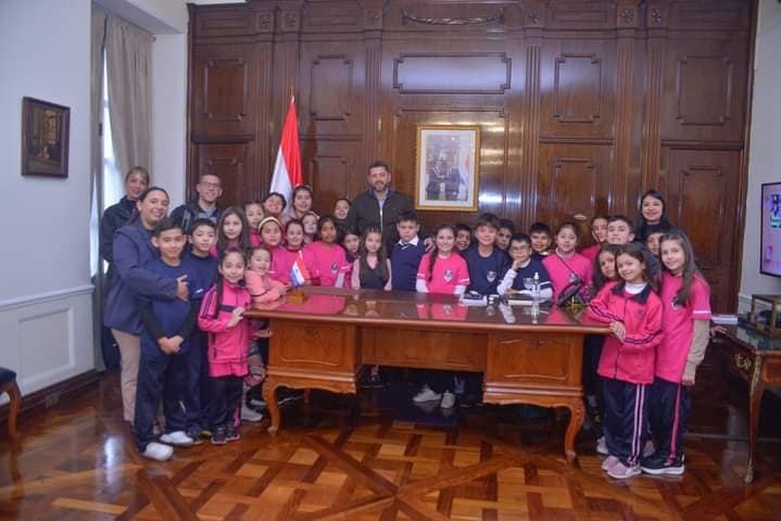 Alumnos de la Escuela San José Artesano de Pilar visitaron al Vicepresidente de la República.