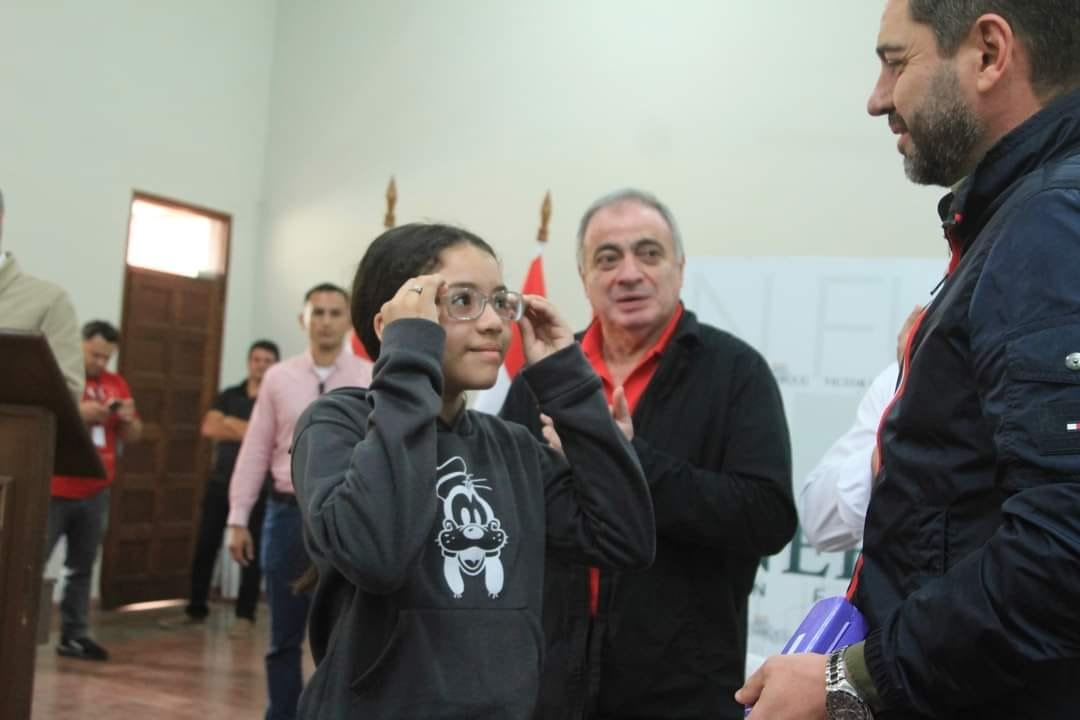 Entrega de lentes a niños y jóvenes en la ciudad de Pilar.