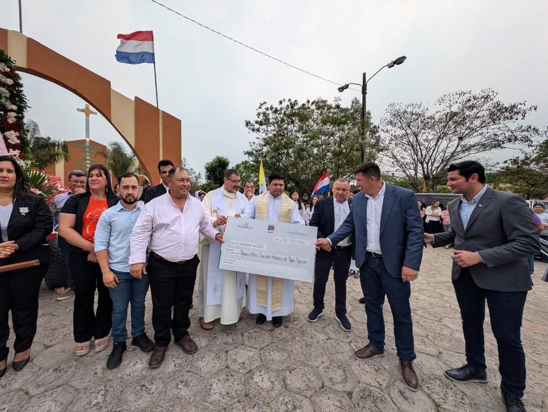 Gobernador de Ñeembucú hizo entrega de un aporte a la Parroquia Nuestra Sra. del Rosario de Mayor Martínez.